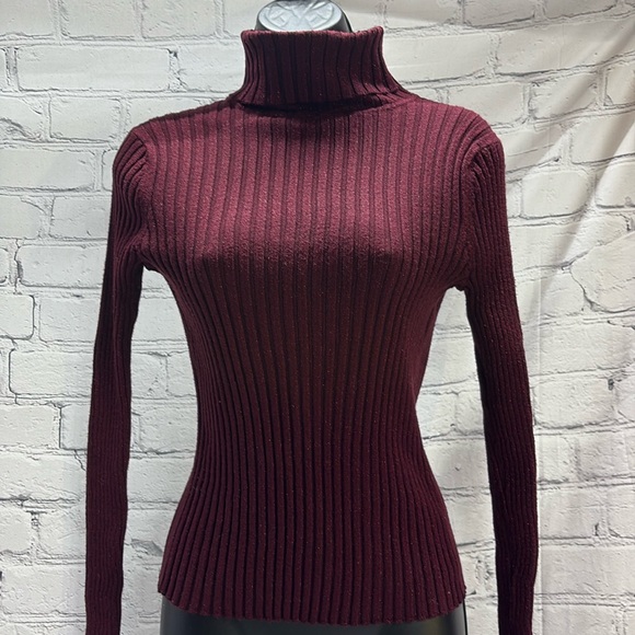 Apostrophe sparkly burgundy ribbed turtleneck sweater - Picture 2 of 6